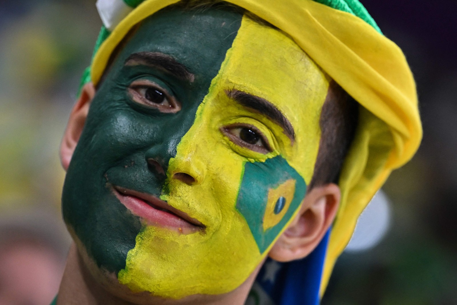 Torcedor do Brasil aguarda início da partida do Grupo G entre Brasil e Sérvia, no Estádio Lusail, ao norte de Doha — Foto: NELSON ALMEIDA/AFP