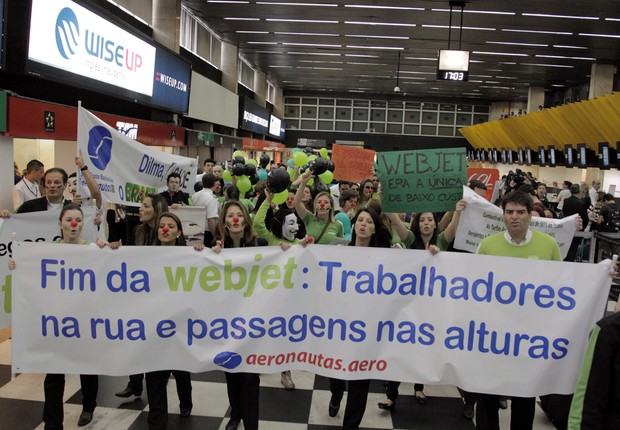 Ex-funcionários da Webjet protestam no aeroporto de Congonhas (Foto: Eliária Andrade / Agência O Globo)