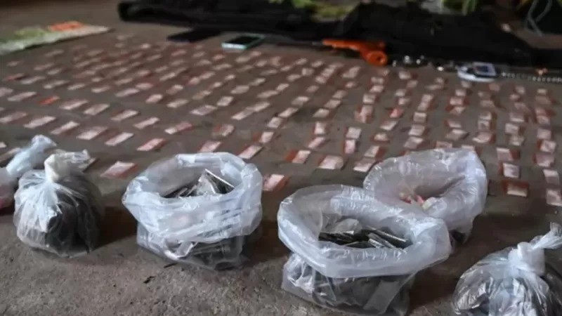 Os envelopes da cocaína adulterada eram cor-de-rosa e vendidos por 200 pesos (cerca de R$ 10), segundo a polícia local (Foto: MINISTERIO DE SEGURIDAD DE BUENOS AIRES/BBC)