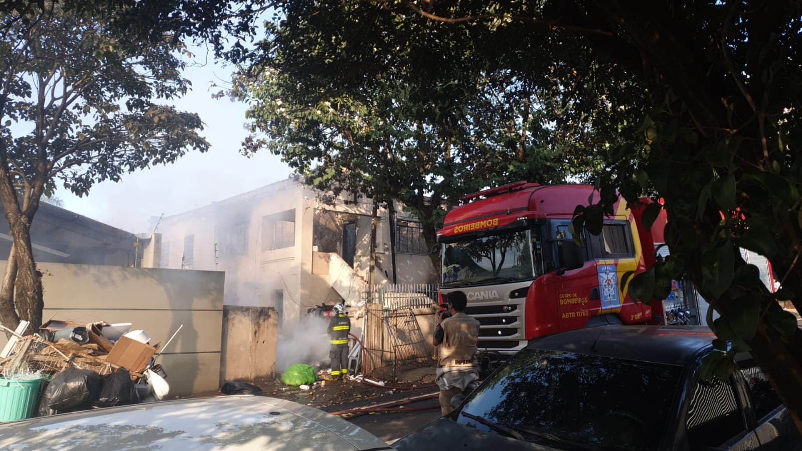 Homem sofre queimaduras e é encaminhado em estado grave ao hospital após incêndio destruir casa, em Londrina