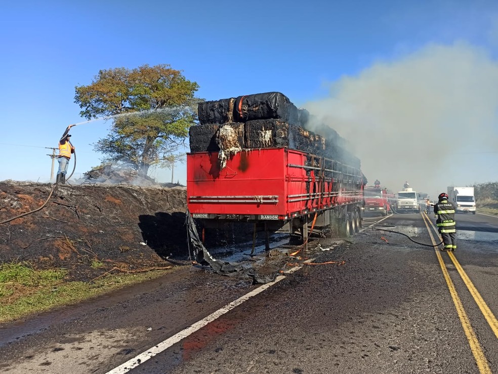 Carga de algodão transportada em carreta pegou fogo em Martinópolis — Foto: Defesa Civil
