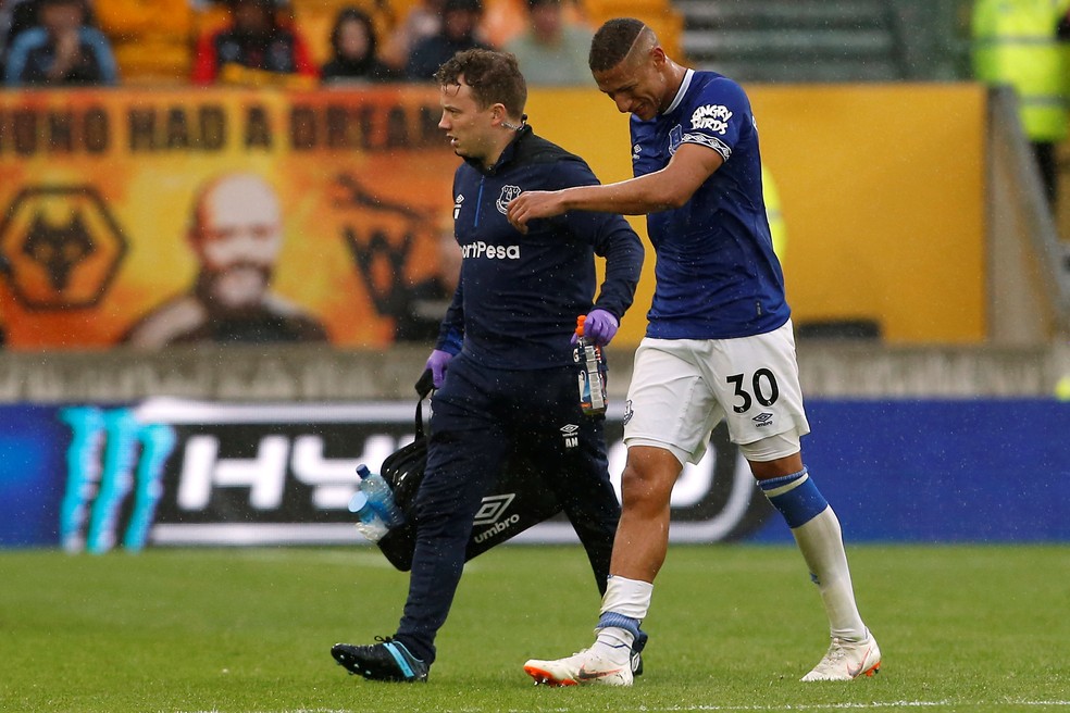 Richarlison deixa o gramado após marcar dois gols pelo Everton (Foto: Craig Brough/Reuters)