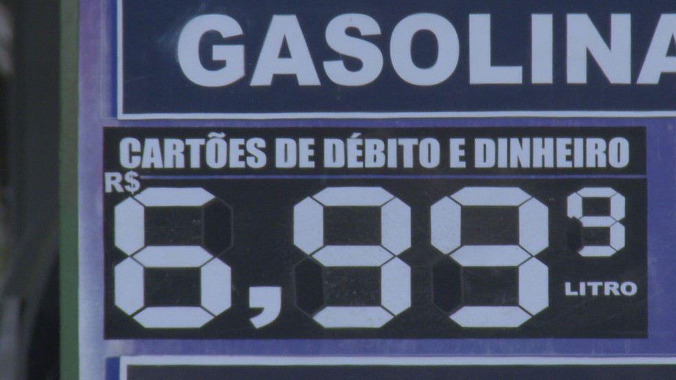 Gasolina sendo vendida a quase R$7 no Distrito Federal, nesta quinta-feira (9) — Foto: TV Globo/Reprodução