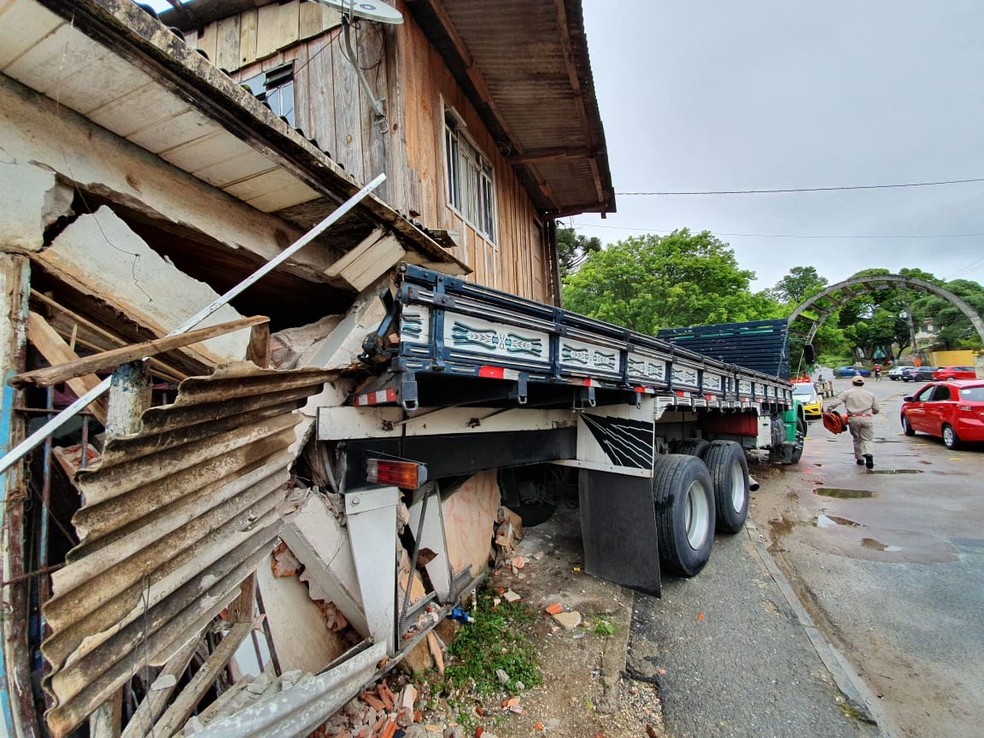 Autoridades irão avaliar se houve dano estrutural na casa invadida por caminhão em Almirante Tamandaré — Foto: Maurício Freire/ RPC Curitiba