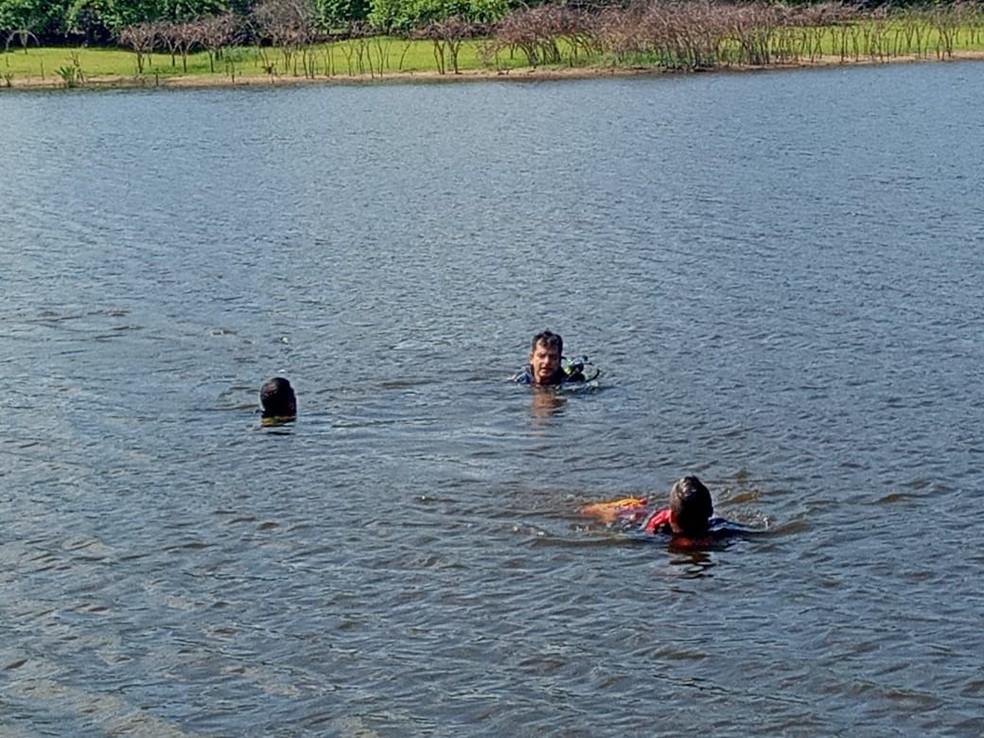 Bombeiros resgatam corpo de homem que se afogou ao tentar procurar prótese dentária em açude na cidade de Caucaia. — Foto: Corpo de Bombeiros/ Divulgação