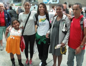 Rafaela Silva e família no embarque judô para Londres (Foto: Matheus Tiburcio/Globoesporte.com)