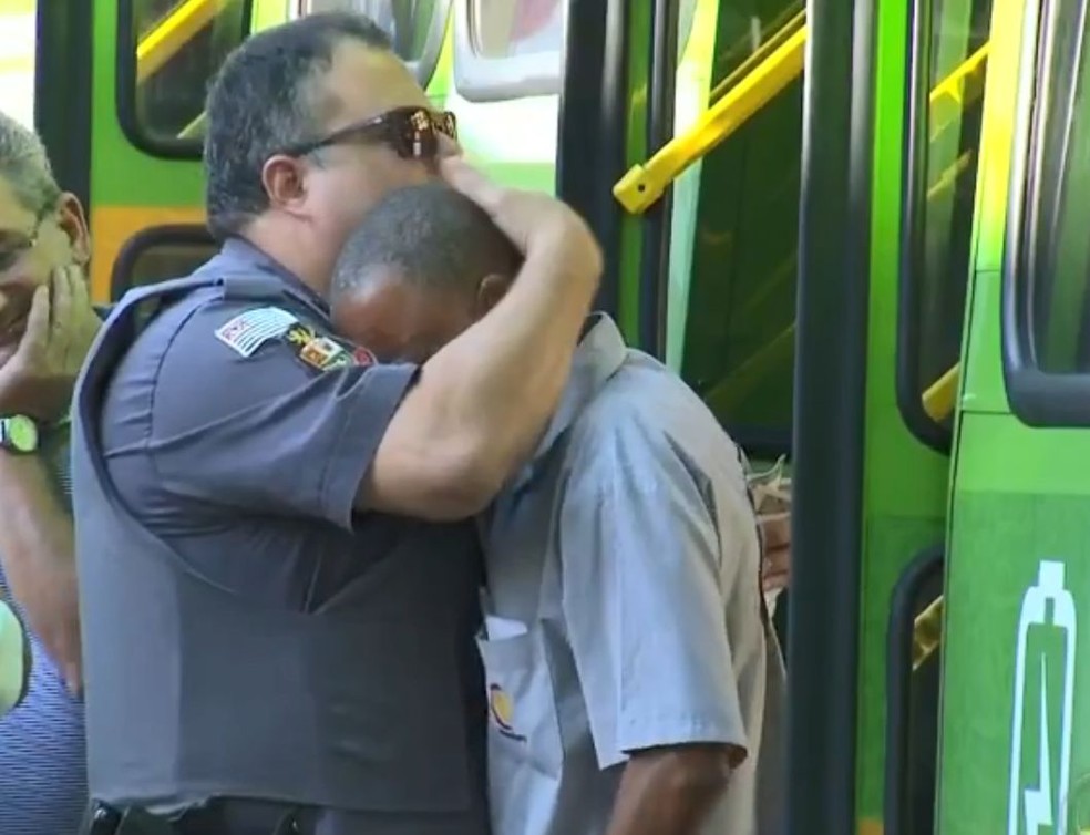 Imagem do abraço do policial e o motorista do ônibus repercutiu nas redes sociais — Foto: Marcelo Risso / TV TEM 