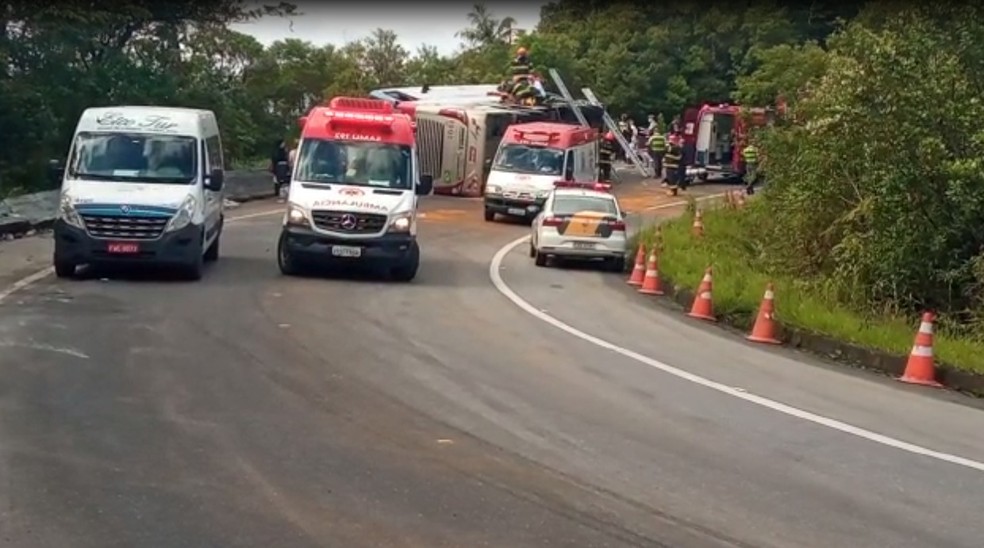Ônibus de turismo tomba no trecho de serra na rodovia Oswaldo Cruz — Foto: Ednelson Prado/Portal LN21