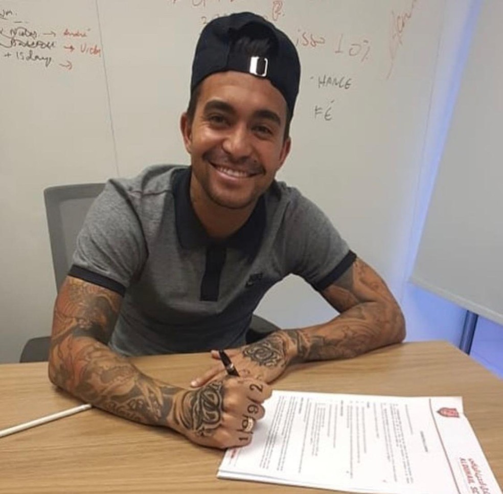 Emissora publica foto de assinatura de Dudu, do Palmeiras, com clube do Catar