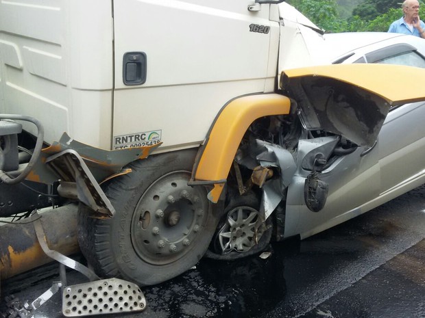 Veículo bateu de frente com caminhão e condutor morreu na hora. (Foto: PRF/ Divulgação)