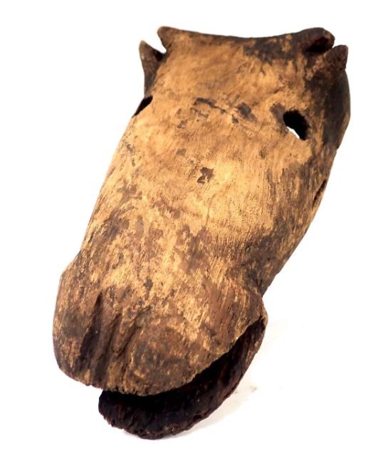 Máscara encontrada em formato de rosto de rena caribu era provavelmente utilizada em ritos religiosos (Foto: University of Aberdeen)