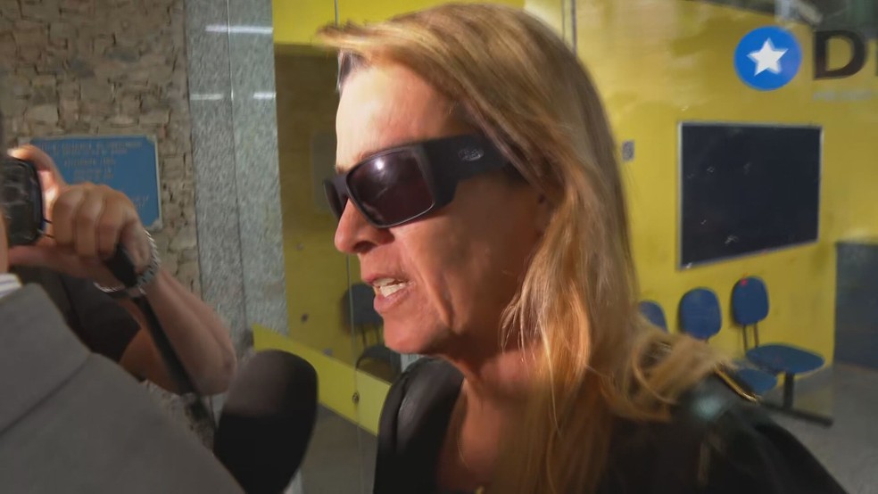 Sandra Mathias Correia de Sá, de 53 anos, prestou depoimento nesta segunda-feira (17), na 15ª DP (Gávea). — Foto: Reprodução TV Globo