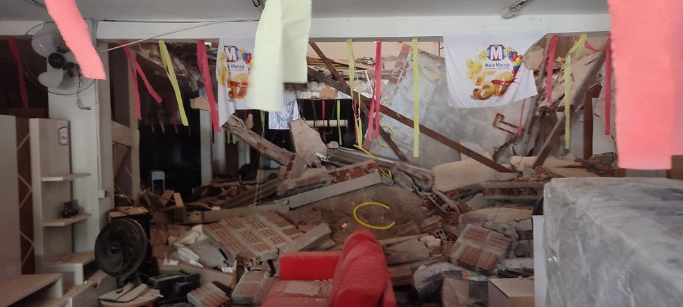Queda do andar superior causou destruição em loja em Parnamirim — Foto: Cedida