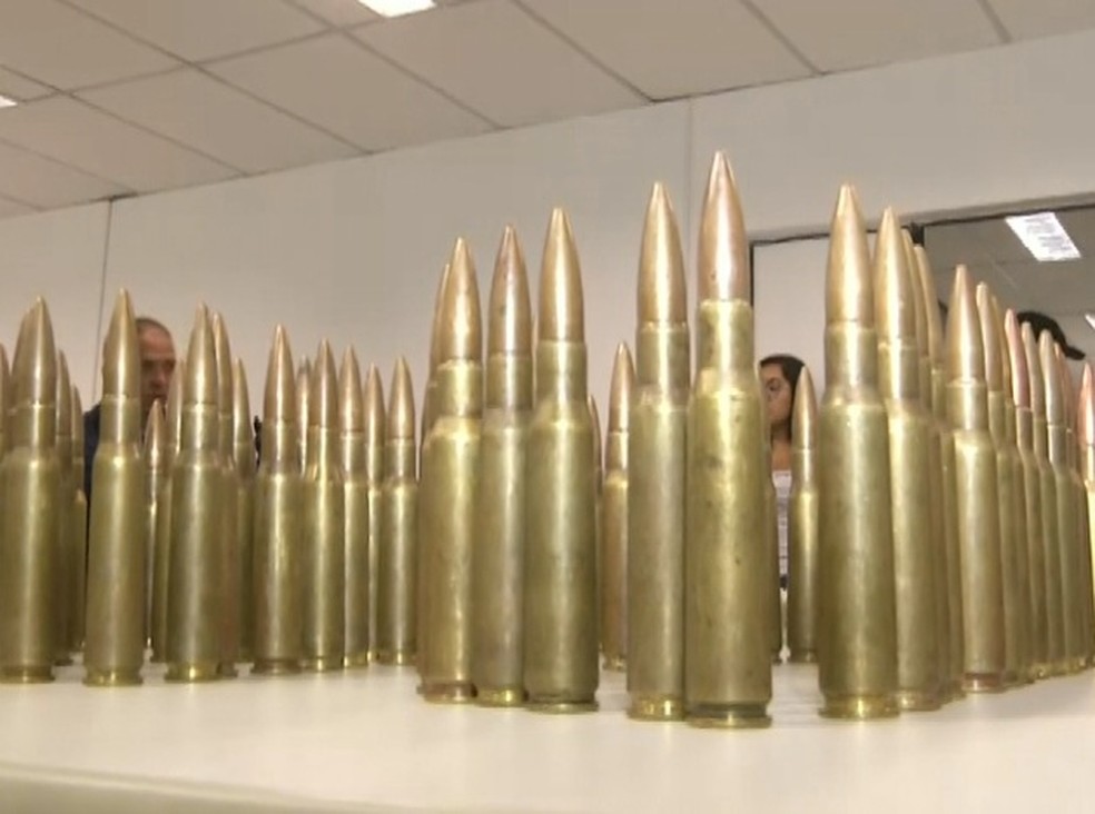 Fuzil apreendido atinge alvos a cerca de dois quilômetros de distância, segundo delegado.  (Foto: Reprodução/TVM)