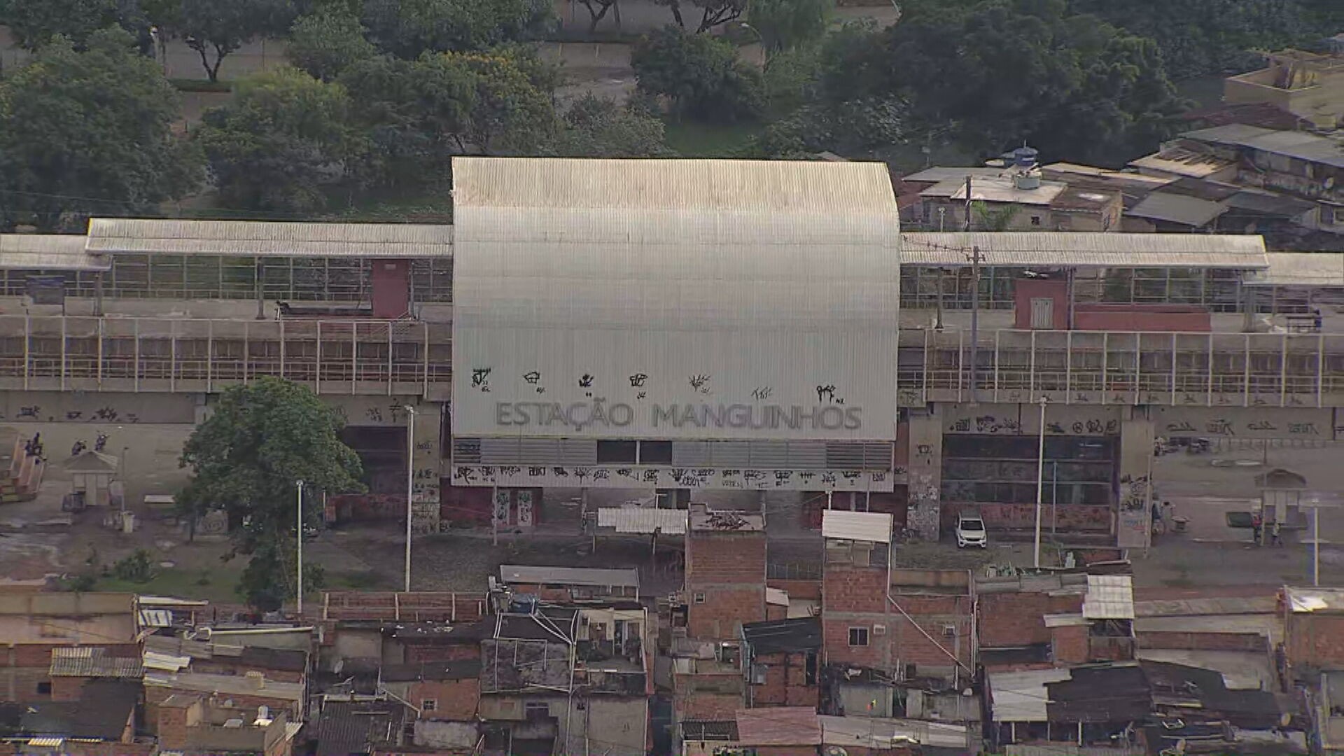 Funcionário da SuperVia é atingido por bala perdida durante manutenção na rede aérea, na altura de Manguinhos