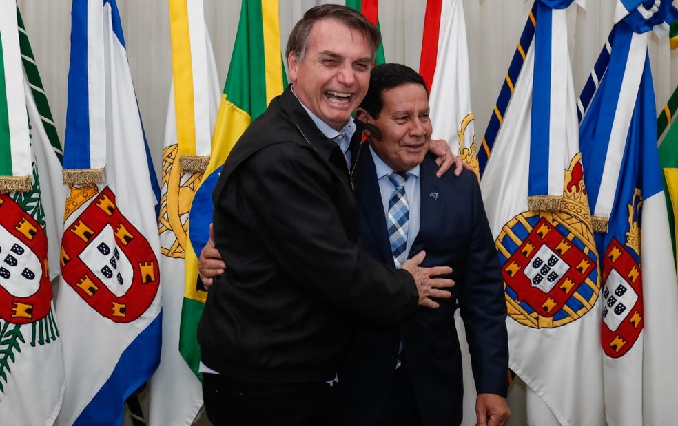 O presidente Jair Bolsonaro e o vice-presidente Hamilton MourÃ£o, durante a transmissÃ£o de cargo, na Base AÃ©rea de BrasÃ­lia â€” Foto: Alan Santos/PR