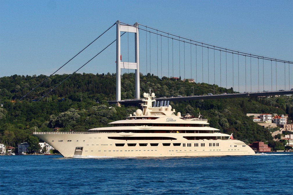 Dilbar, iate de luxo do bilionário russo Alisher Usmanov, navega no Bósforo, em Istambul, em maio de 2019 — Foto: Yoruk Isik/Reuters/Arquivo