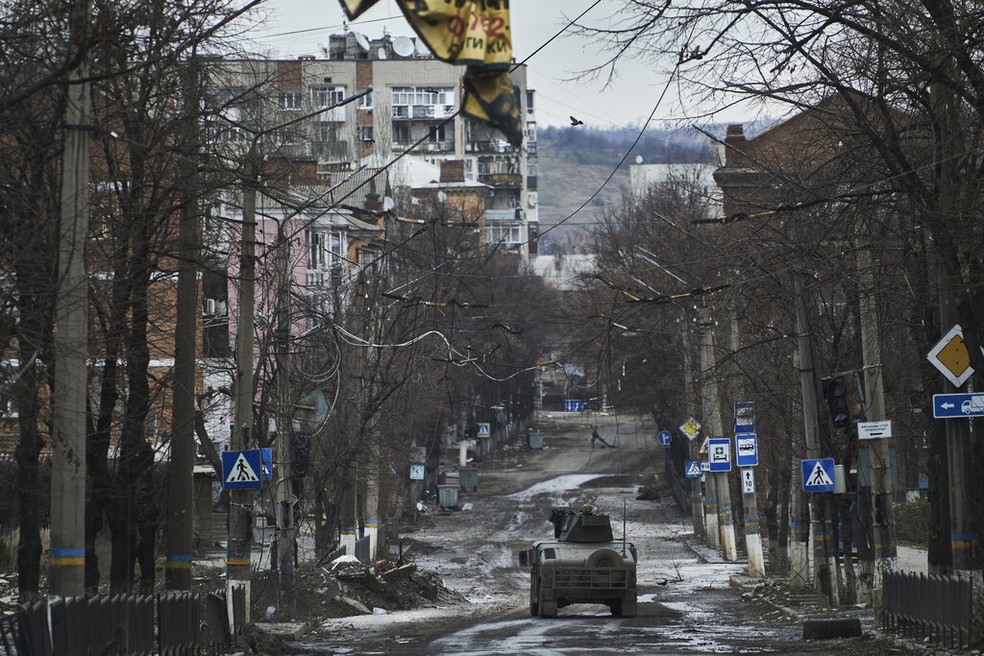 Soldados ucranianos andam em um Humvee em Bakhmut, região de Donetsk, Ucrânia, quarta-feira, 21 de dezembro de 2022 — Foto: AP Photo/Libkos