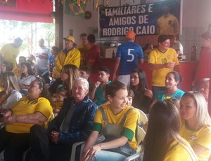 Familiares e amigos de Rodrigo Caio festejam ouro inédito