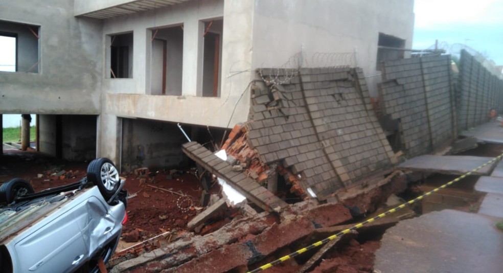 Carro ficou com as rodas para cima em Bauru — Foto: Divulgação