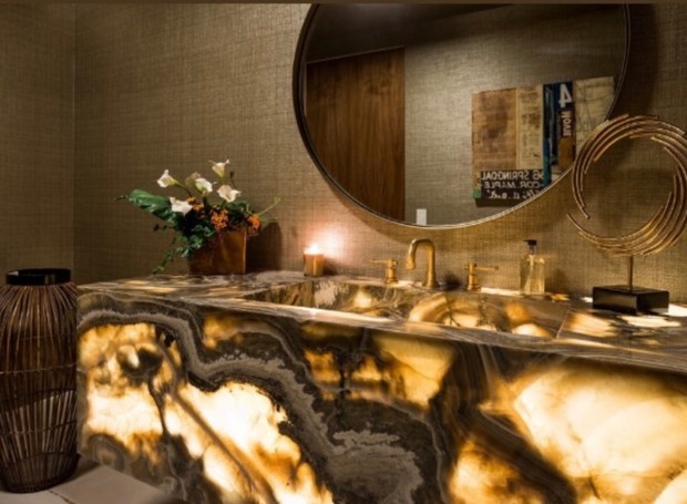 LAVABO | Com iluminação diferenciada, o lavabo é pautado em cores neutras (Foto: Reprodução / Instagram)