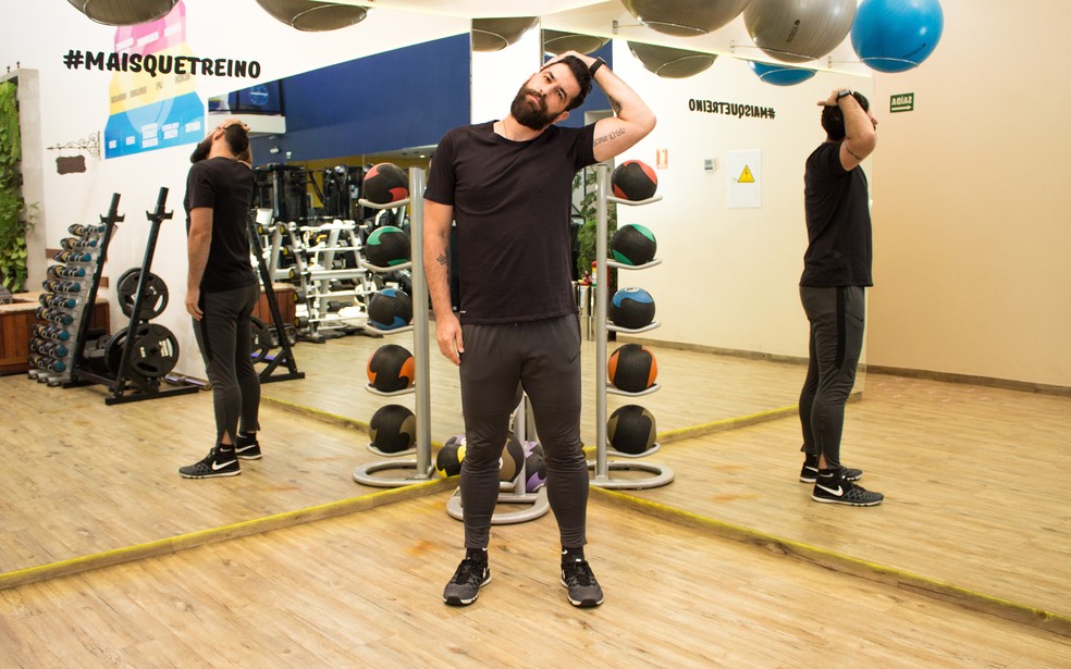 Alongar os mÃºsculos do pescoÃ§o tambÃ©m alivia a pressÃ£o na coluna â€” Foto: DivulgaÃ§Ã£o