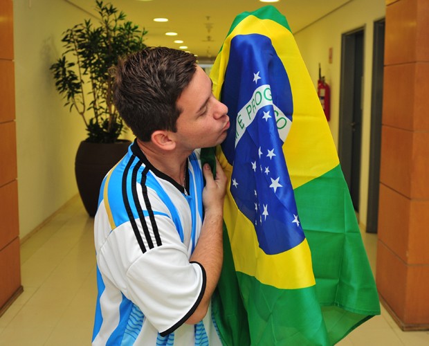 &#39;Messi brasileiro&#39; beija a bandeira do nosso país nos bastidores do Domingão (Foto: Reinaldo Marques / TV Globo)