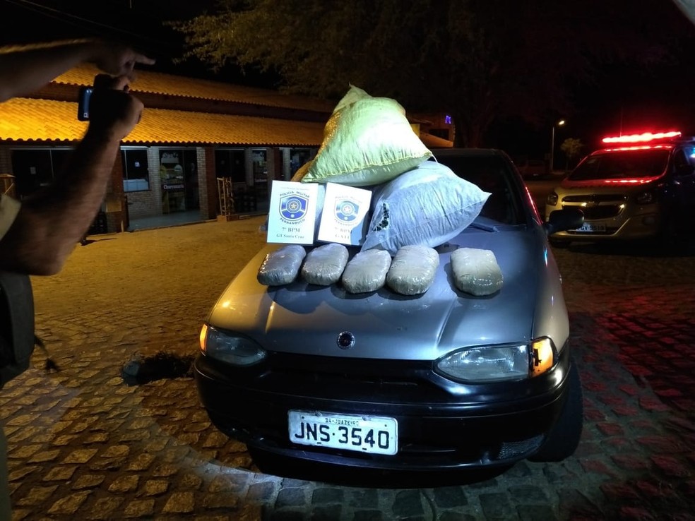 25 kg de maconha estavam sendo transportados por dupla em Santa Cruz  (Foto: DivulgaÃ§Ã£o/ 7Âº BPM)