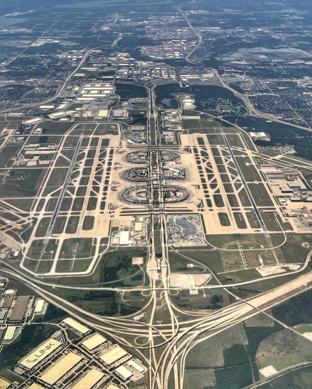 O aeroporto passou a funcionar em 1995 e tem seis pistas  (Foto: Reprodução / Instagram / DFW International Airport / Christine Phillips)