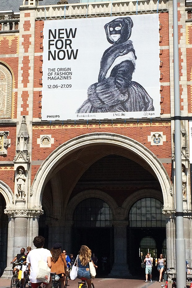 The banner for the New for Now exhibition, displayed on the facade of Amsterdam’s Rijksmuseum (Foto: Suzy Menkes/ Instagram)