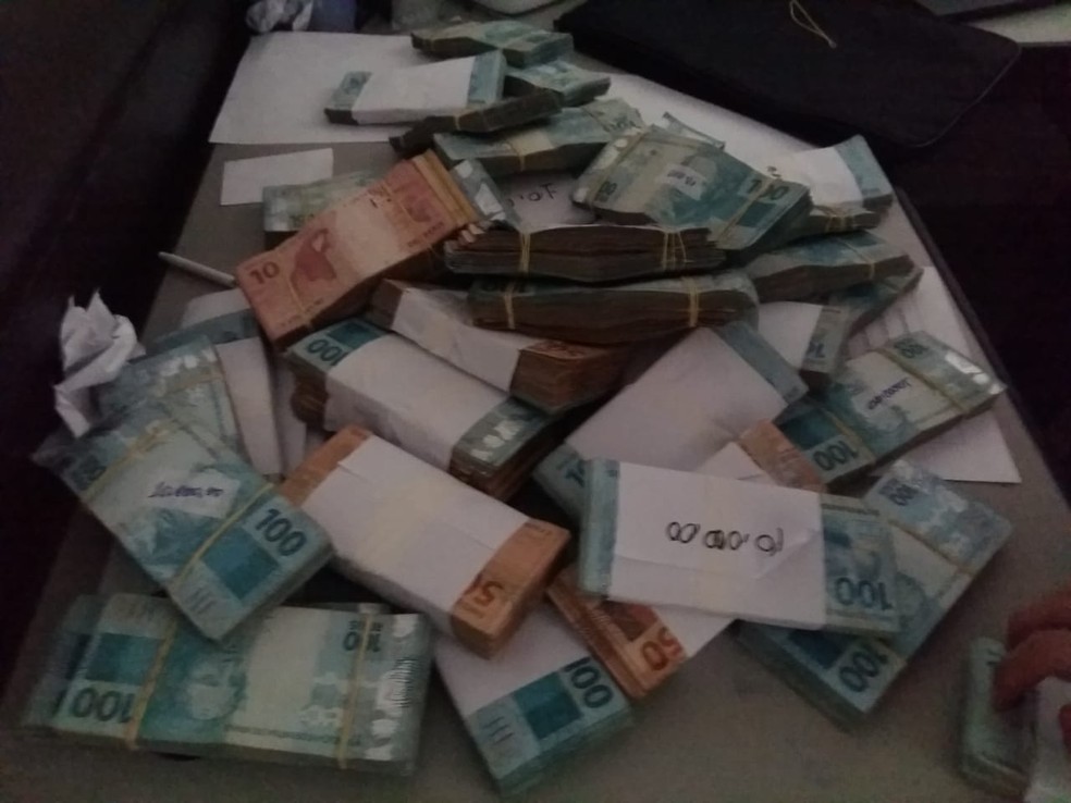 Dinheiro em esp&eacute;cie apreendido pela PF na 1&ordf; fase da opera&ccedil;&atilde;o Mendacium &mdash; Foto: Divulga&ccedil;&atilde;o/Pol&iacute;cia Federal 