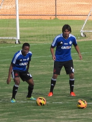 Elias ainda é dúvida, mas participa de treino misterioso de Mano Menezes