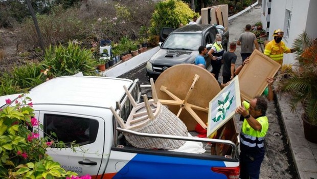 Cerca de 6.000 pessoas precisaram deixar suas casas por causa da erupção (Foto: Getty Images via BBC)