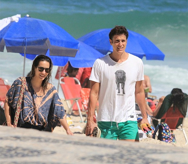Reynaldo Gianecchini na Praia do Leblon com amiga (Foto: AgNews)