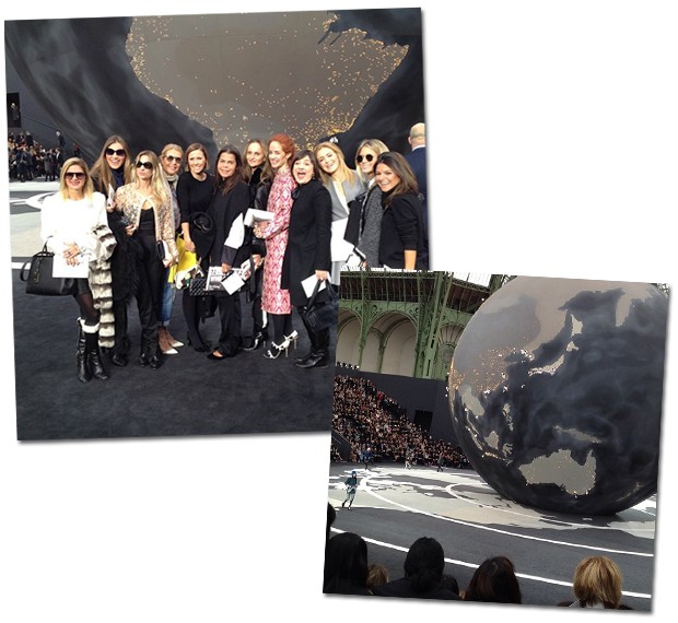 Turma de brasileiros na passarela do desfile de inverno 2014 da Chanel, no Grand Palais, decorada com um enorme globo que indicava cada endereço da maison ao redor de mundo (Foto: Reprodução/Instagram)