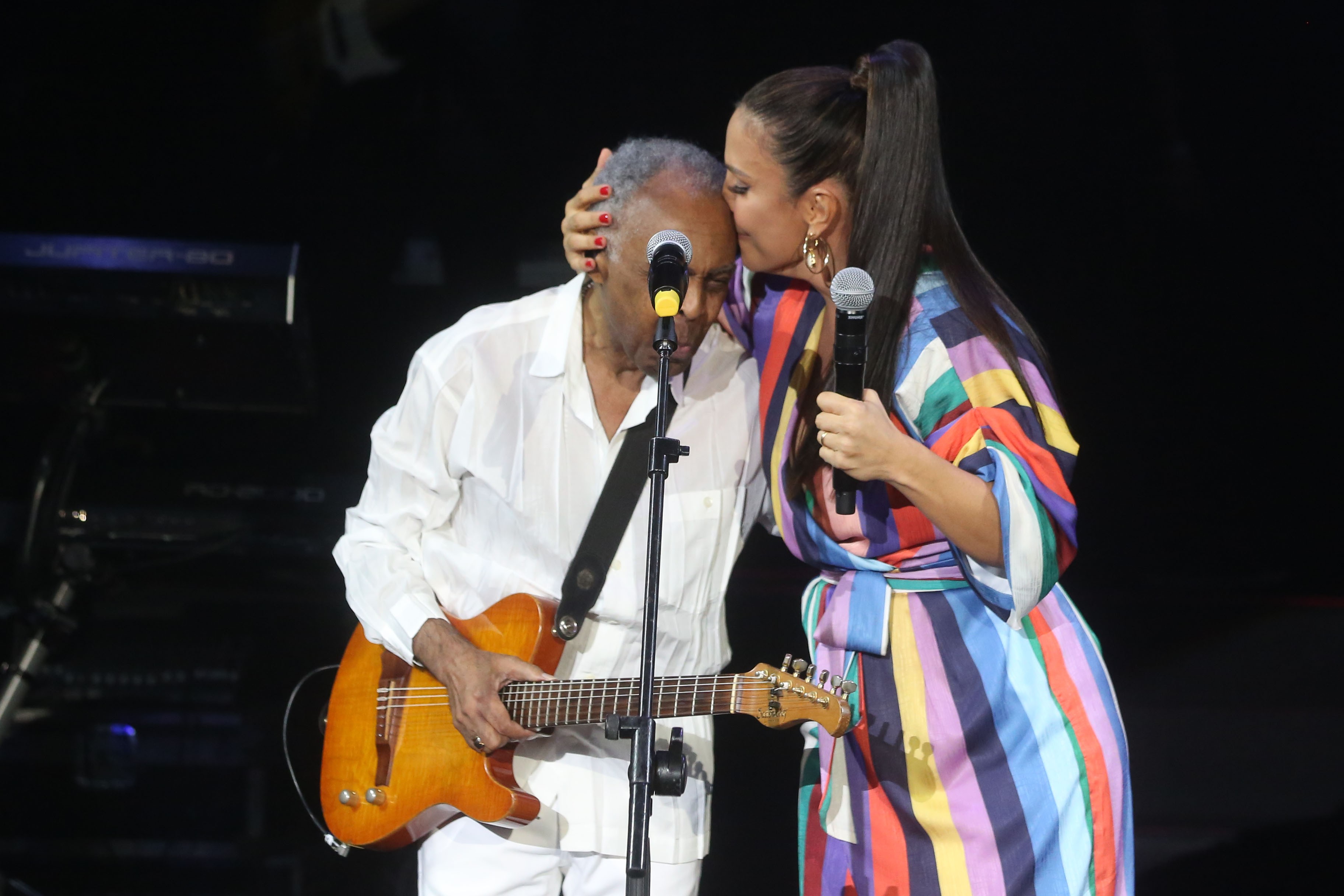 Ivete Sangalo se solidariza com Gilberto Gil após cantor ser hostilizado no Catar: 'sorte desse país ter um artista genial como você'
