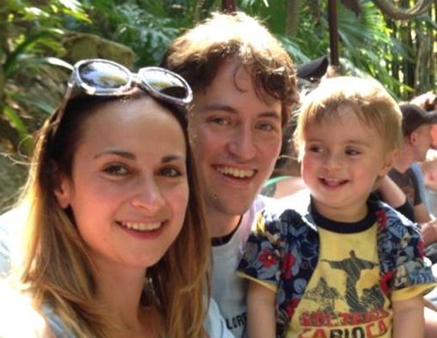 Halyna Hutchins com Matthew e o filho em foto de 2014 (Foto: Reprodução/Facebook)