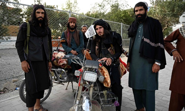 Combatentes do Talibã em uma das estradas que levam a Cabul