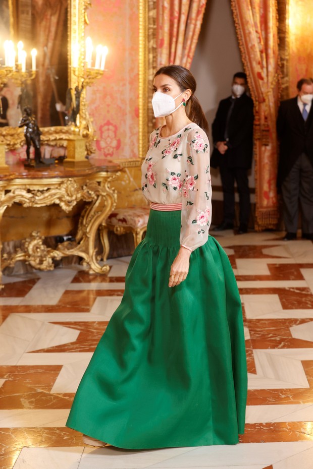 MADRID, SPAIN - JANUARY 17: Queen Letizia of Spain attends the reception of the accredited diplomatic corps accredited in Spain during a celebration act at the Royal Palace on January 17, 2022 in Madrid, Spain.  (Photo by Juan Carlos Hidalgo - Pool/Getty  (Foto: Getty Images)