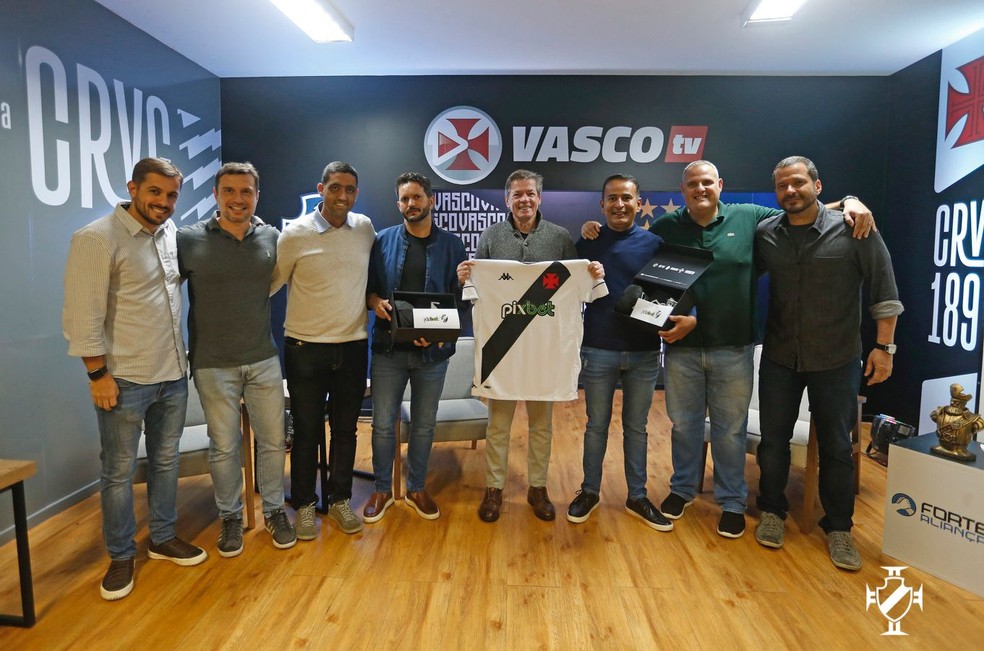 Jorge Salgado mostra como ficar a camisa do Vasco com o novo patrocinador do Vasco  Foto: Rafael Ribeiro / Vasco
