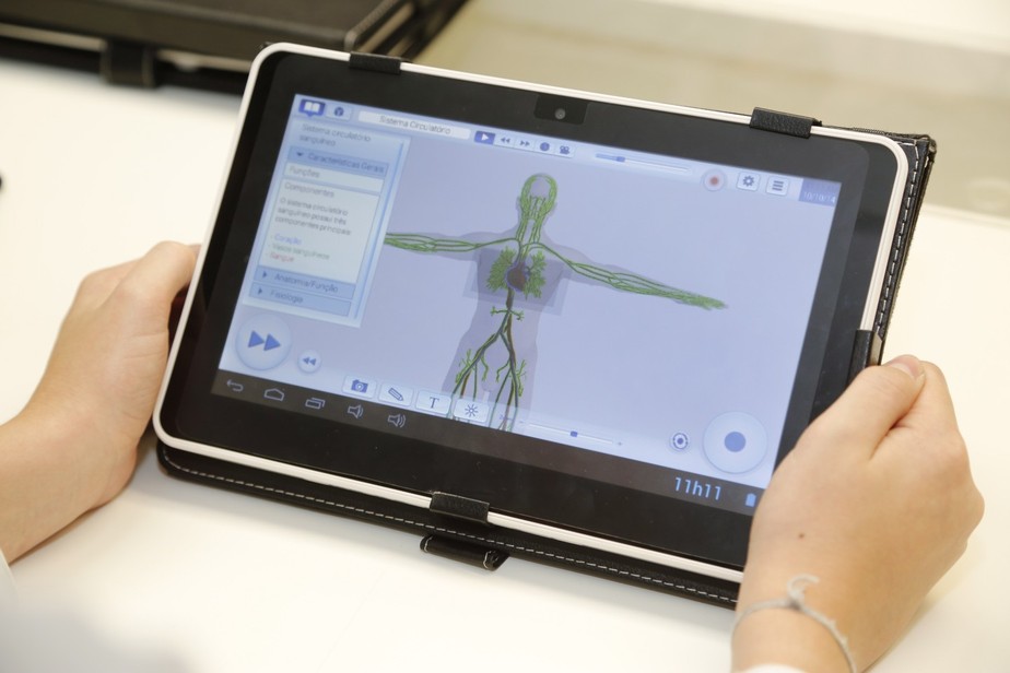 Antes um adereço, tecnologia hoje é indispensável nas escolas
