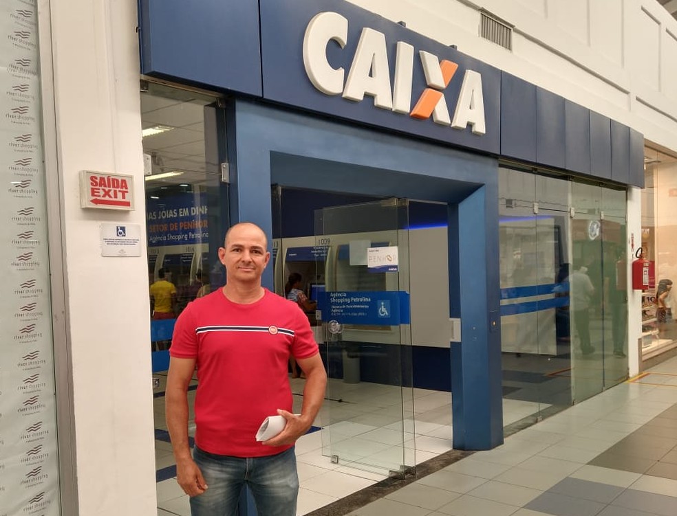 Joilson esperou cerca de uma hora e meia atÃ© resolver a situaÃ§Ã£o. â Foto: Amanda Lima