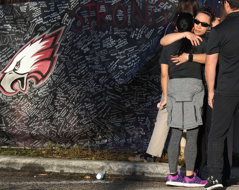Retorno às aulas em escola que foi alvo de ataque no último dia 14, na Flórida (Foto: JOE RAEDLE / GETTY IMAGES NORTH AMERICA / AFP)