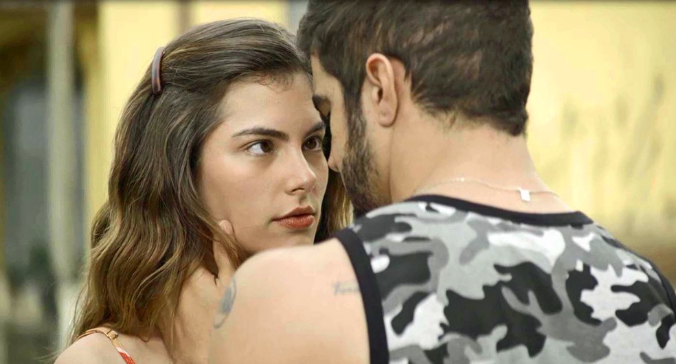 Rock (Caio Castro) diz a Joana (Bruna Hamú) que gosta muito dela, em 'A Dona do Pedaço' — Foto: Globo