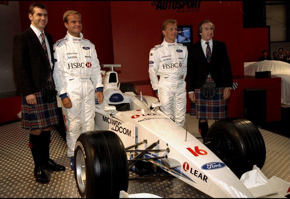 Com Barrichello e Herbert no lançamento do carro da Stewart em 1999 (Foto: Getty Images)
