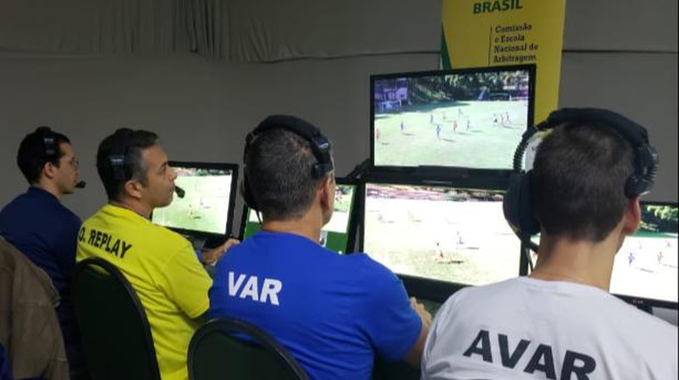 Neemias Nunes (de óculos à esquerda), chefe de operações da Hawk-Eye, a serviço de uma concorrente na licitação do VAR — Foto: Reprodução