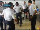 Vídeo: PMs de farda afastam carteiras e dançam funk em sala de aula no DF