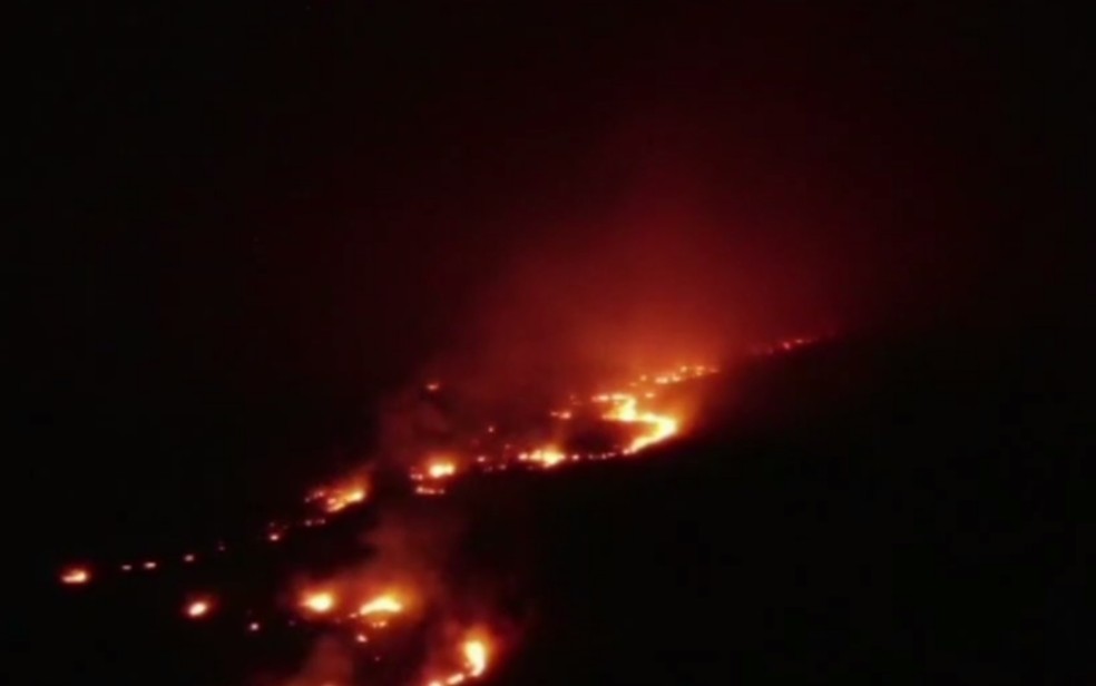 Segundo o Corpo de Bombeiros, fogo consome o Parque Nacional da Chapada dos Veadeiros, em Alto Paraíso de Goiás — Foto: Reprodução/TV Anhanguera