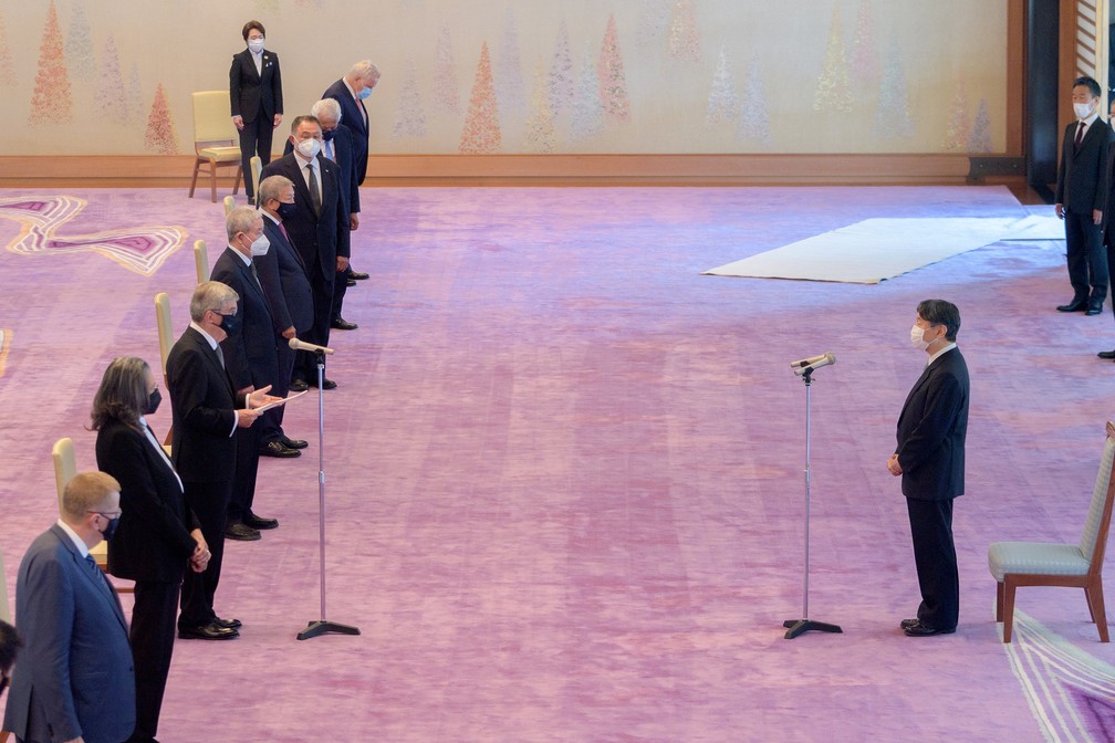 Thomas Bach, presidente do COI e outros dirigentes do comitê durante encontro com o imperador do Japão, Naruhito, em 22 de julho de 2021 — Foto: Imperial Household Agency of Japan/Via Reuters
