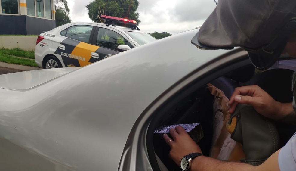 Produtos sem nota fiscal foram encontrados em um fundo falso atrás do banco traseiro do carro  — Foto: Polícia Rodoviária/Divulgação